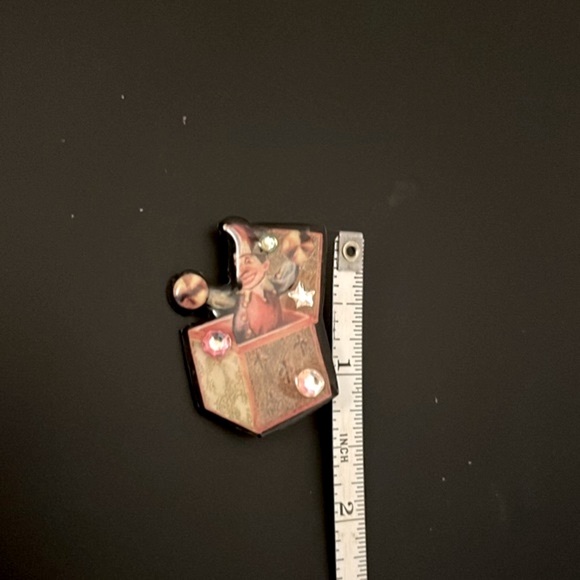 NWOT VINTAGE DESIGNS FROM THE DEEP JACK-IN-THE-BOX BROOCH - Picture 4 of 5